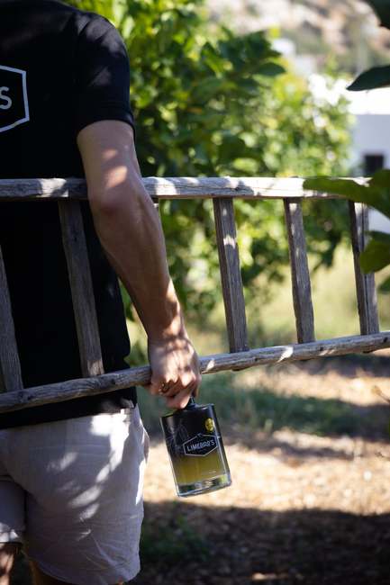 Lime Bro's Superiore Limoncello fles in de Sorrento citroenboomgaard